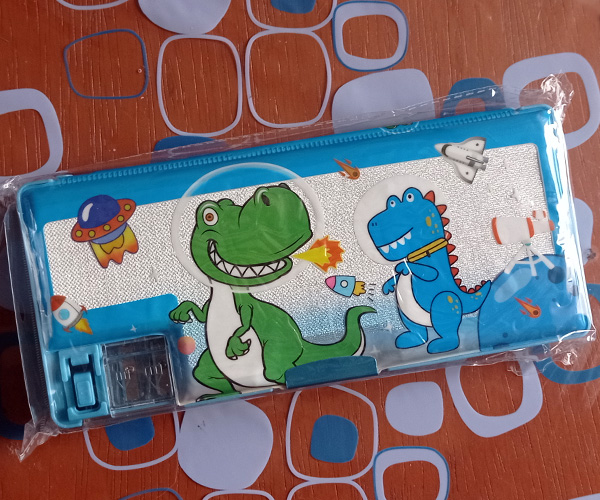 Cartuchera Imantada Doble con tajador Dino Astronauta 1