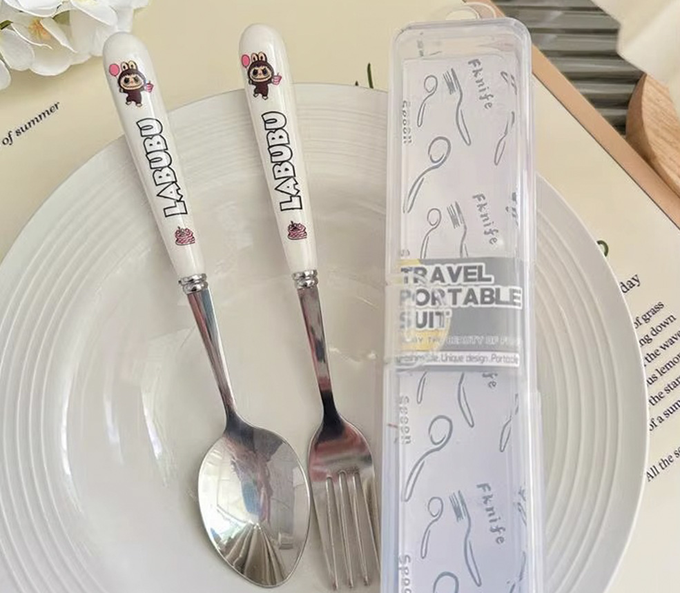 Cubierto Labubu Texto Blanco 1