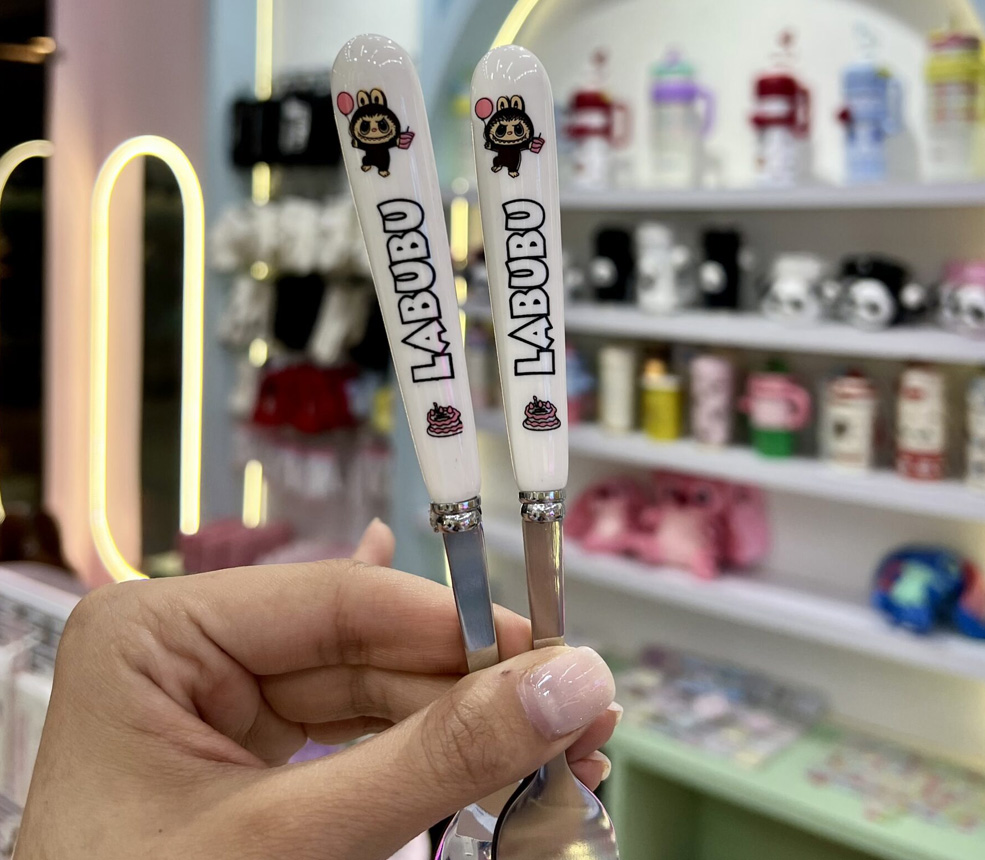 Cubierto Labubu Texto Blanco 2