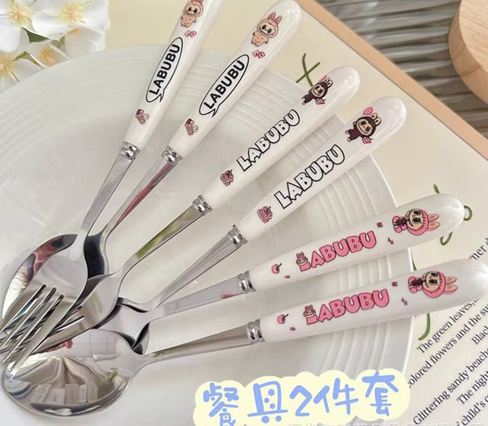 Cubierto Labubu Texto Blanco 3