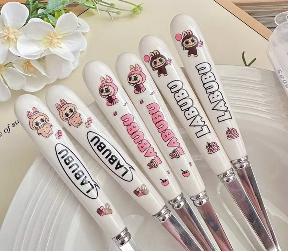 Cubierto Labubu Texto Blanco 4