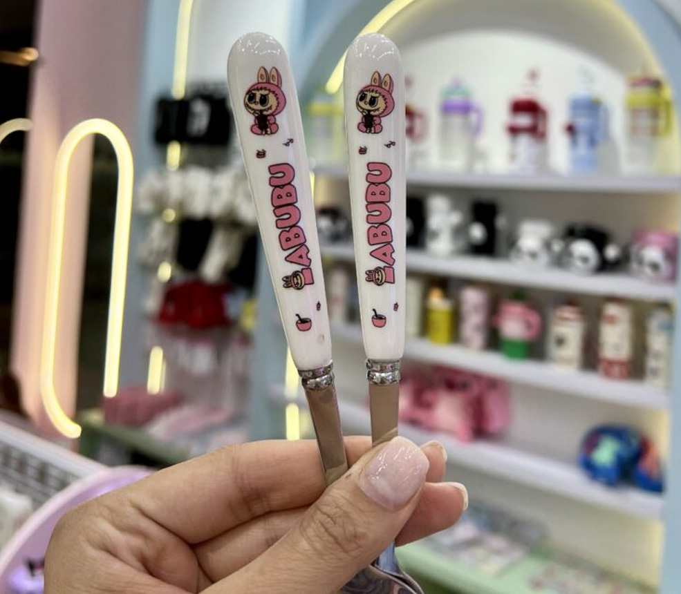 Cubierto Labubu Texto Rosado 4