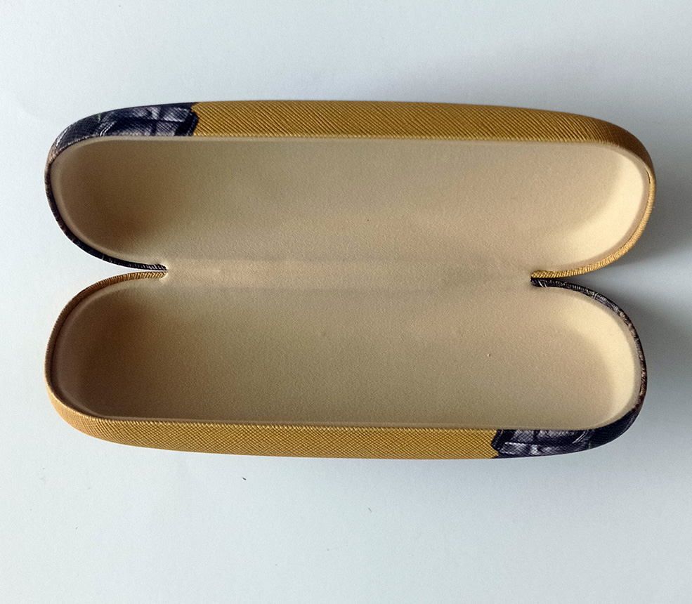 Estuche de Lentes Mandalorian Color Amarillo 3