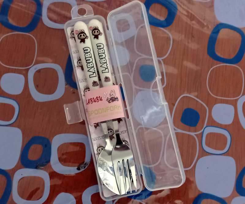 Cubierto Labubu Texto Blanco