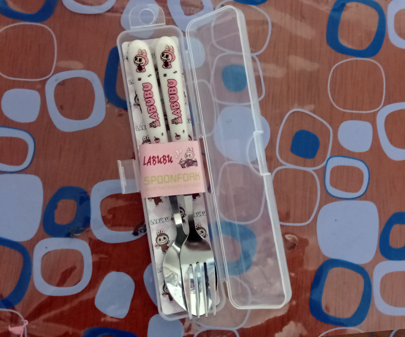 Cubierto Labubu Texto Rosado